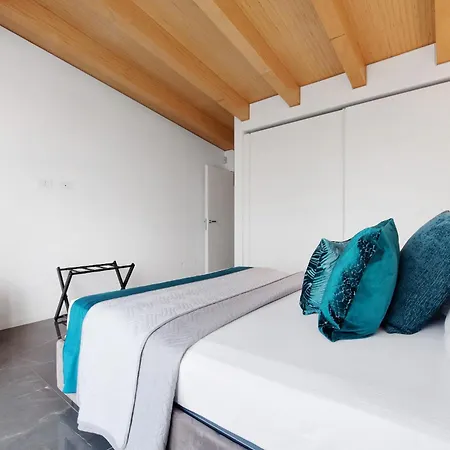 Luxury Lakefront Penthouse *