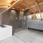 Luxury Lakefront Penthouse Apartment *