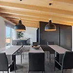 Luxury Lakefront Penthouse 아파트
