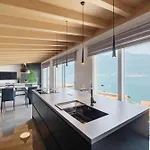 Luxury Lakefront Penthouse 아파트 레체노