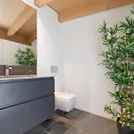 Luxury Lakefront Penthouse 레체노