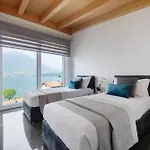 Luxury Lakefront Penthouse 아파트 레체노