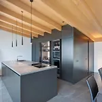 Luxury Lakefront Penthouse 레체노