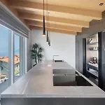Luxury Lakefront Penthouse 아파트