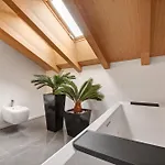 Luxury Lakefront Penthouse 아파트 *