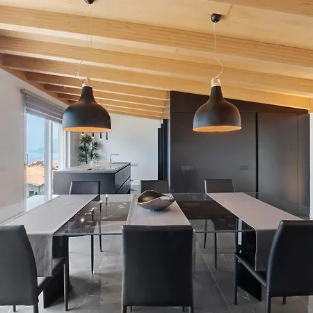 Luxury Lakefront Penthouse شقة