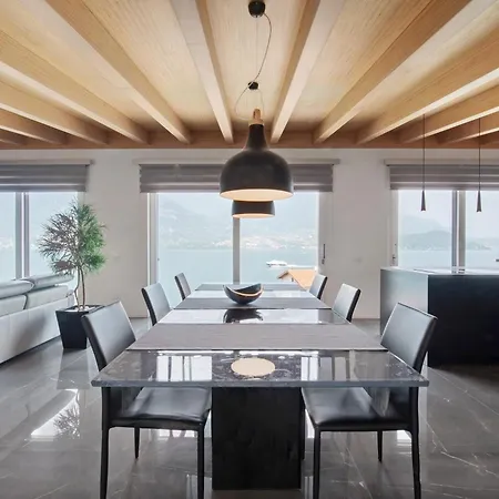 Luxury Lakefront Penthouse Apartment *