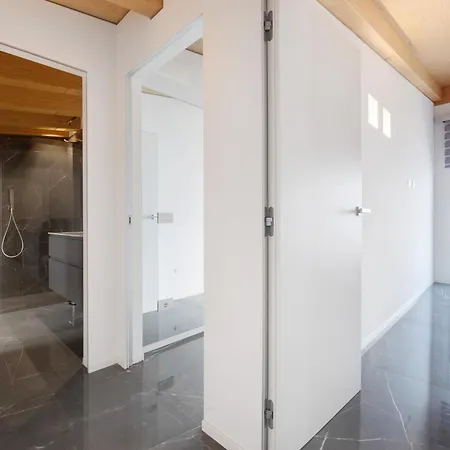 Luxury Lakefront Penthouse * 레체노