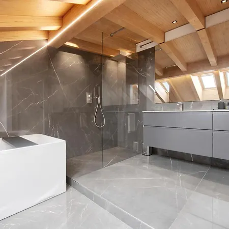 Luxury Lakefront Penthouse Apartment *