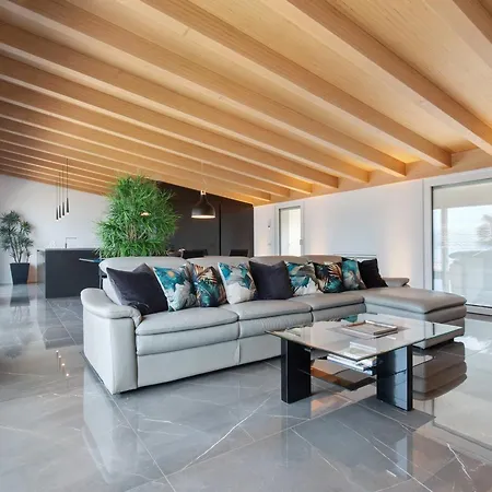Apartment Luxury Lakefront Penthouse *