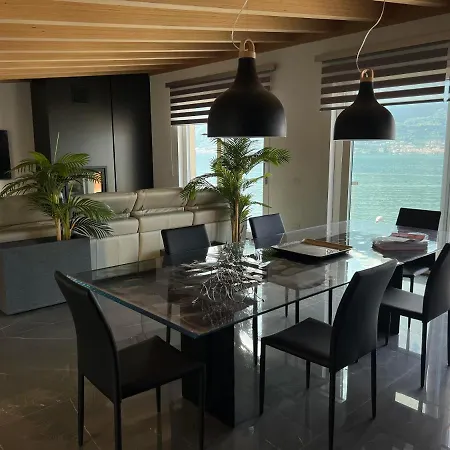 Luxury Lakefront Penthouse Апартаменты Лезено