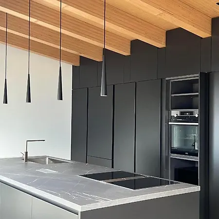 Апартаменты Luxury Lakefront Penthouse Лезено