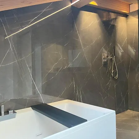 Luxury Lakefront Penthouse Апартаменты *