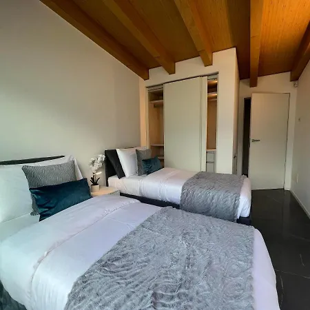 Luxury Lakefront Penthouse Лезено