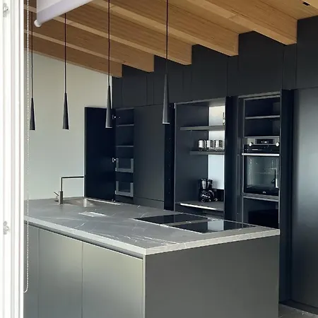 Luxury Lakefront Penthouse Апартаменты Лезено