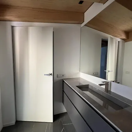Luxury Lakefront Penthouse * Лезено