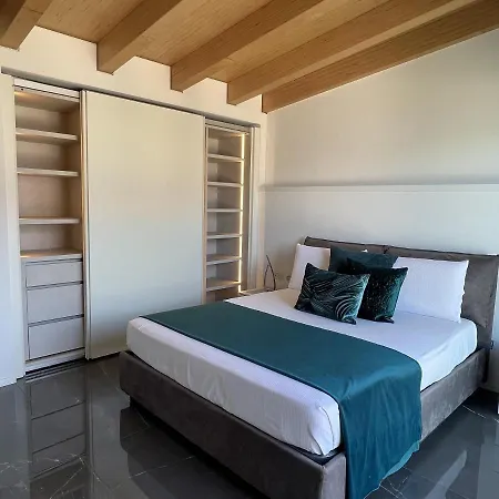 Luxury Lakefront Penthouse Апартаменты *