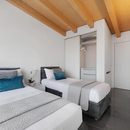 Апартаменты Luxury Lakefront Penthouse *