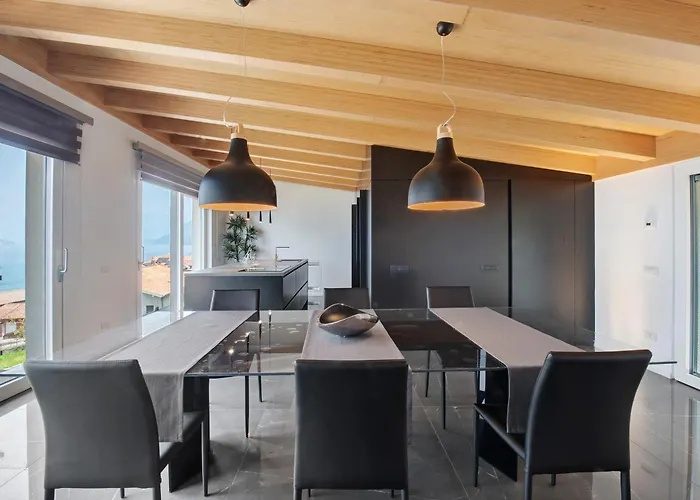 Luxury Lakefront Penthouse Apartament