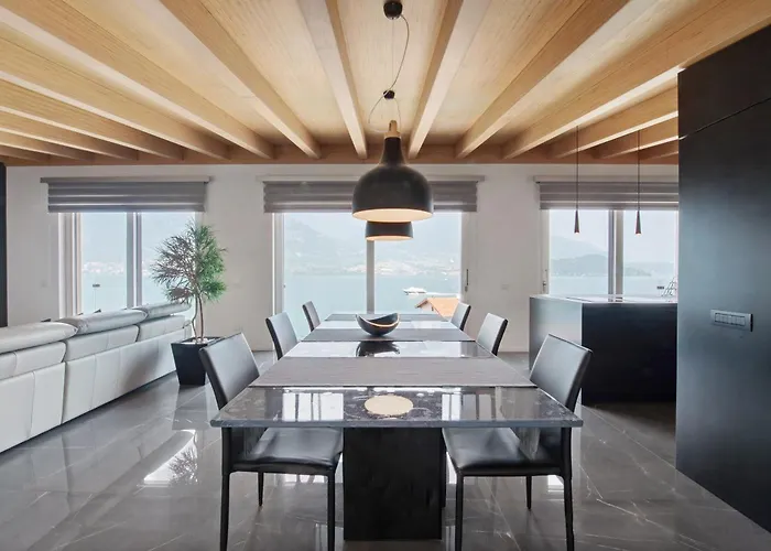 Luxury Lakefront Penthouse Apartament *